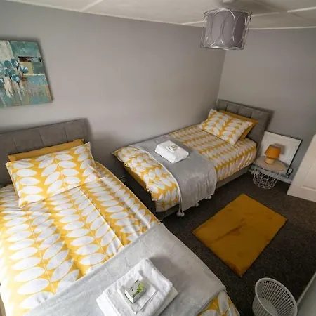 2 Bed Sleeps 4 Central Haverfordwest Town House Exterior photo