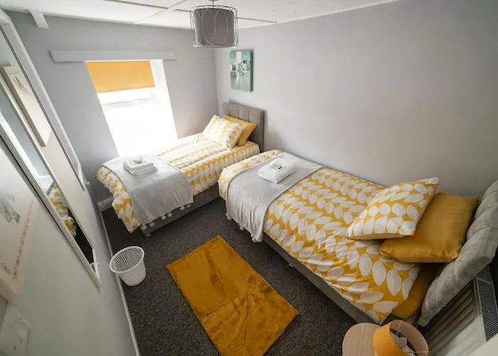 2 Bed Sleeps 4 Central Haverfordwest Town House