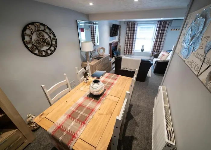 2 Bed Sleeps 4 Central Haverfordwest Town House
